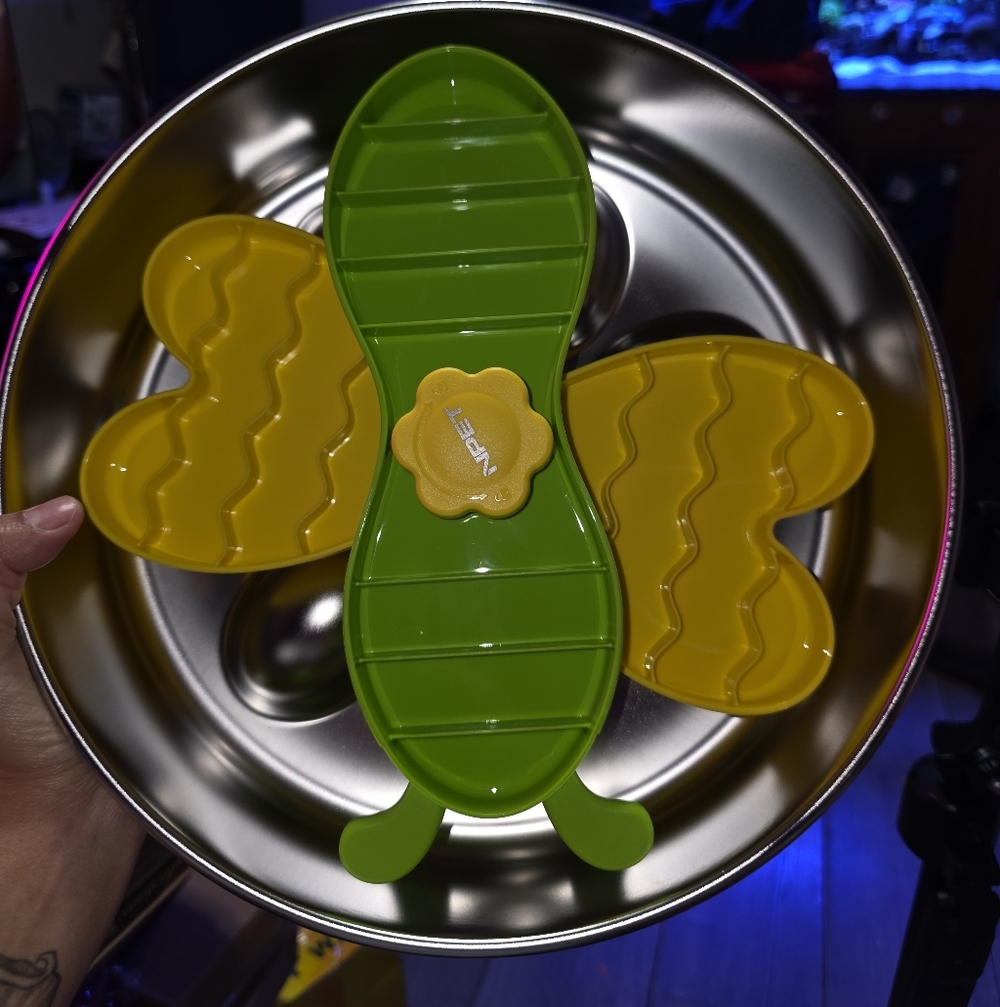 Green and Yellow Bee PET Slow Feeder